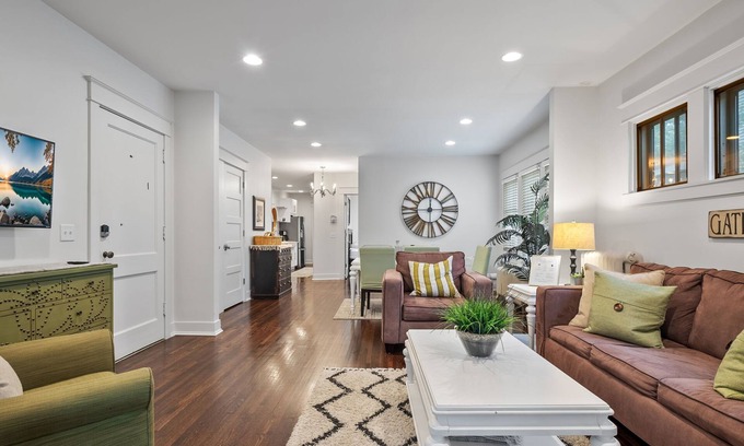 Union Park Apartamento | Near hospitals, colleges, event centers! New king bed, love pets & free parking!