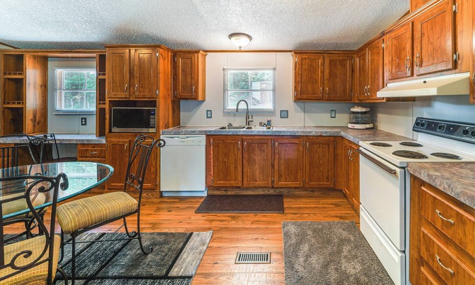 Belle Cabaña | Near Kanawha River & ATV Trails: Home w/ Deck!
