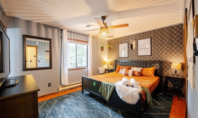 Wallenpaupauk Lake Estates Cabina | Near Lake, Indoor Pool, Firepit, BBQ, King Bed, Gym, Free Amenities, A/C