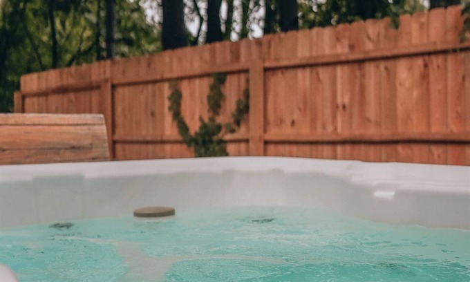 Stevensville Cabina | Near Lake MI | Retreat style home | Hot tub & Sauna