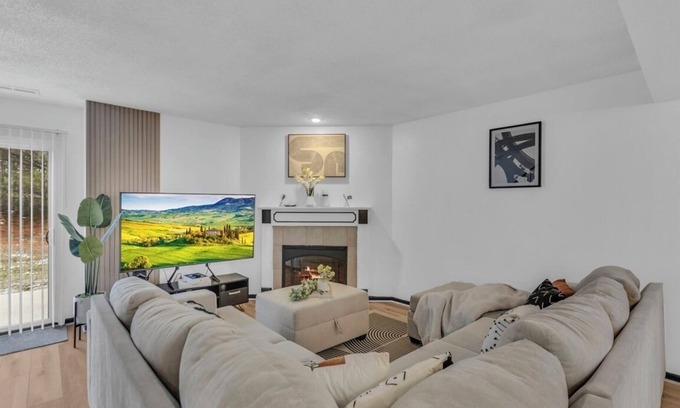 Blue Springs Casa | Near Lake Tapawingo Newly furnished 3 Bedroom 2.5 bath Pet Friendly Townhome