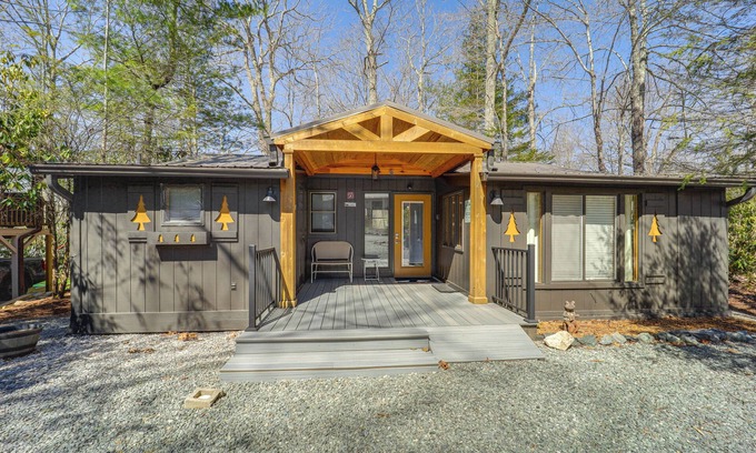 Newland Cabaña | Near Lake + Trails: Rustic Newland Cabin w/ Deck!