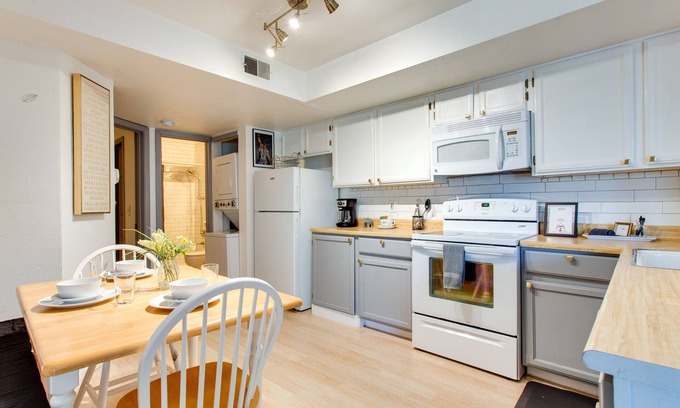 Aurora Apartamento | Convenient + Cozy Aurora Townhome Near Light Rail!