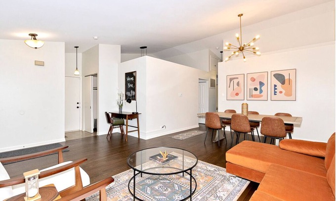 Mundelein Casa | Near Naval Base! Stylish Getaway w Netflix, Games, WiFi