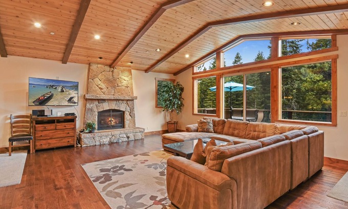 Kingswood Estates Casa | Near Northstar! Luxury Dog-friendly Home w Hot Tub