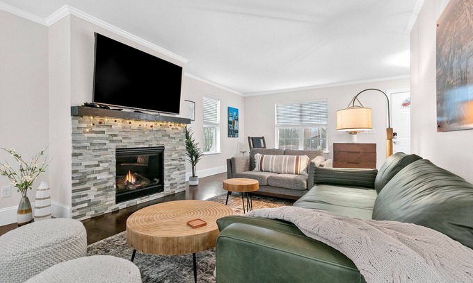 Green Bay Casa | Near Packers Stadium- Hot tub, screened in Porch and over 3400 sq ft!