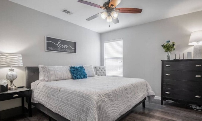 Aubrey Casa | Near PGATour+King&3Queen Beds+Near Lewisville Lake