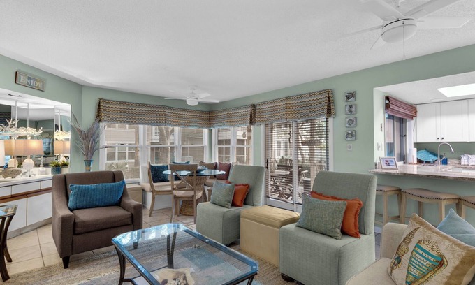 Gulf Pines Condominio | Near Pool, Playground, Walk to Beach
