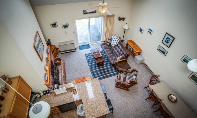 Plymouth Casa | Near PSU, Barn at the Pemi, Ice Castles & Skiing