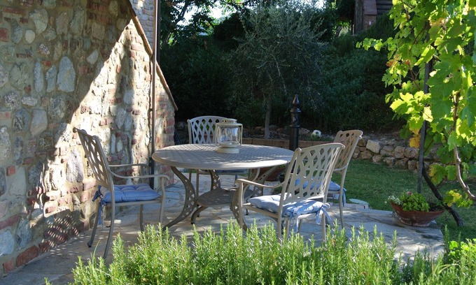 Gambassi Terme Apartamento | Apartamento restaurado con aire acondicionado cerca de San Gimignano con WiFi, piscina y jardín