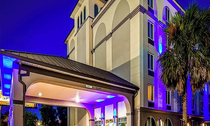 Orlando Casa | Near SeaWorld | Relaxing Couple Room with Outdoor Pool Access