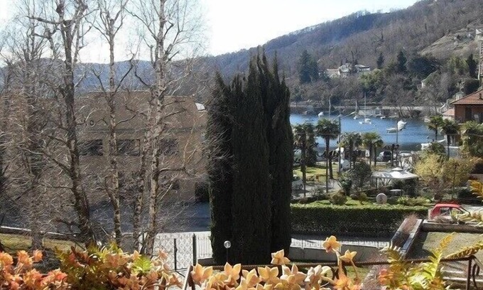 Solcio Apartamento | Cerca de Stresa, el apartamento de Lesa con terraza con vistas al lago. WI-FI