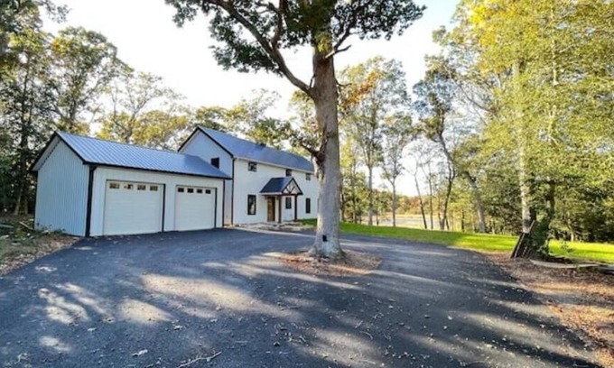 Lincoln Casa | Near the beaches and the DE TURF, a newly built, secluded home with a water view