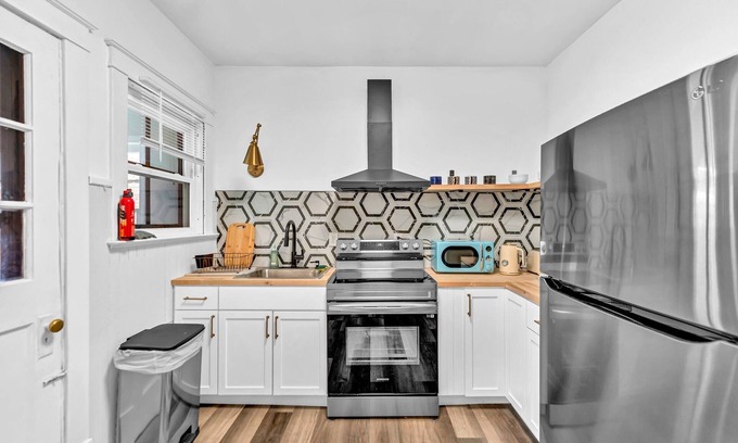 Niagara Falls Casa | Near the falls-Office, Arcade, record player, parking, A/C 500mbps