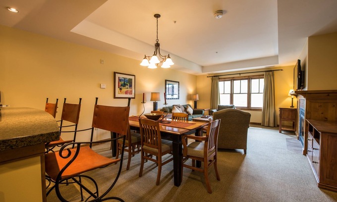 Crested Butte Cabina | Cerca de las pistas! Brillante + moderno condominio con chimenea