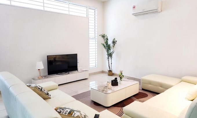 Johor Bahru Casa | Near Tuas, Stadium, Legoland - Stylish Homestay in Iskandar Puteri - 21pax by Cowidea