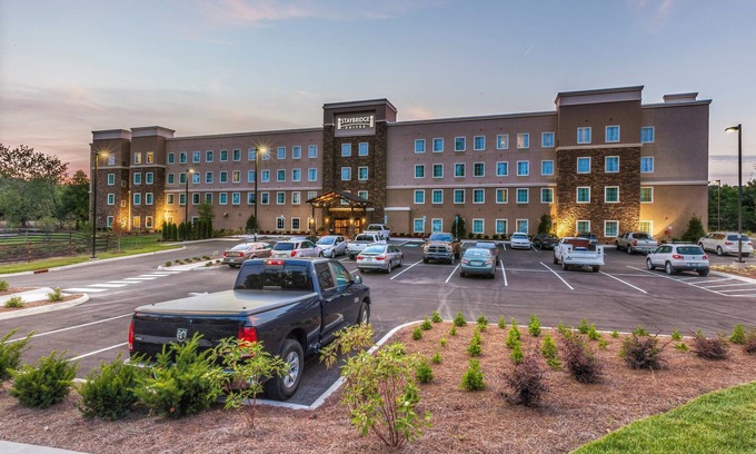 Farragut Condominio | Near Turkey Creek Shopping District! Shared Outdoor Pool + 24h Business Center