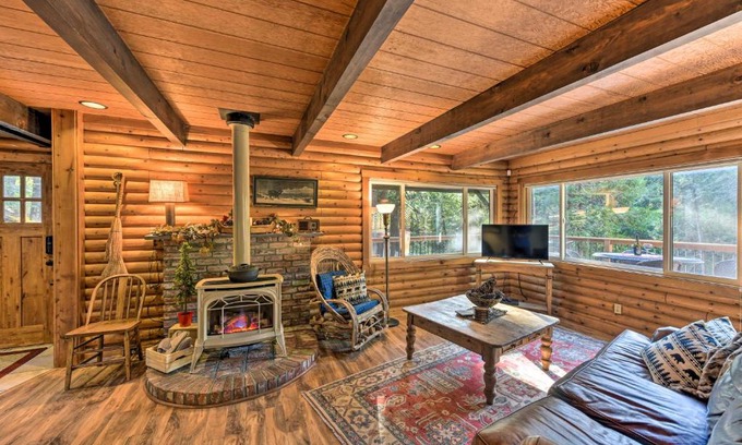 Pollock Pines Casa | Near Vineyards Cabin with Hot Tub in Pollock Pines!