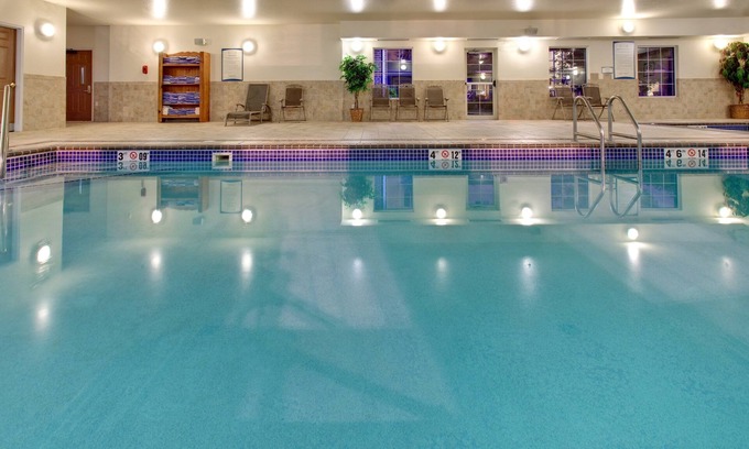 Sioux Falls Condominio | 10 minutos del zoológico | Piscina cubierta + bañera de hidromasaje + desayuno gratuito