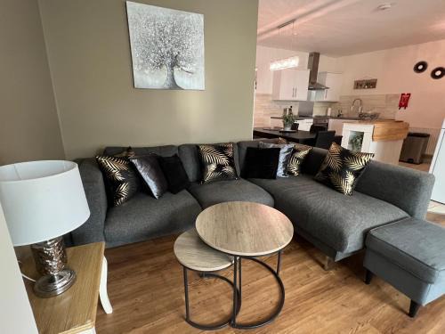 Street Apartamento | Nearby Glastonbury, Next to Street Town Centre - Ground Floor Large 3 BD With Parking, Sleeps Up to 6