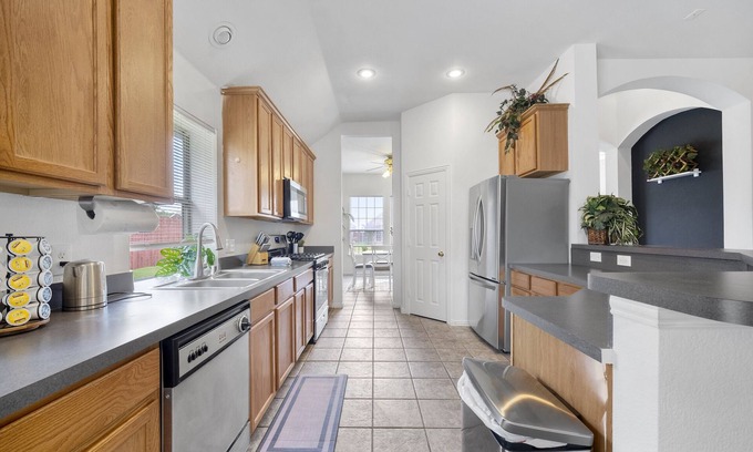 Garland Casa | Nearby lake & highway access | Huge backyard