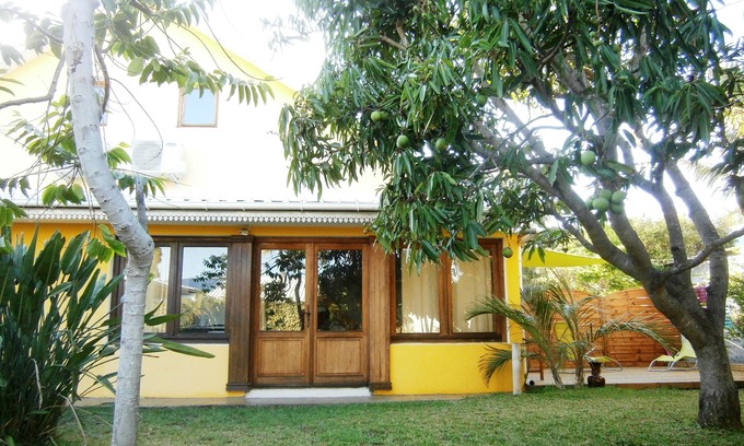 Etang Sale Les Bains Villa | playa más cercana, colores Villa volvieron a su jardín y piscina