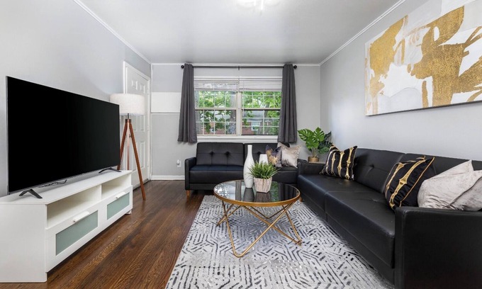 West Hartford Apartamento | Nearest to Blue Back Square - Affordable w/KING Bed
