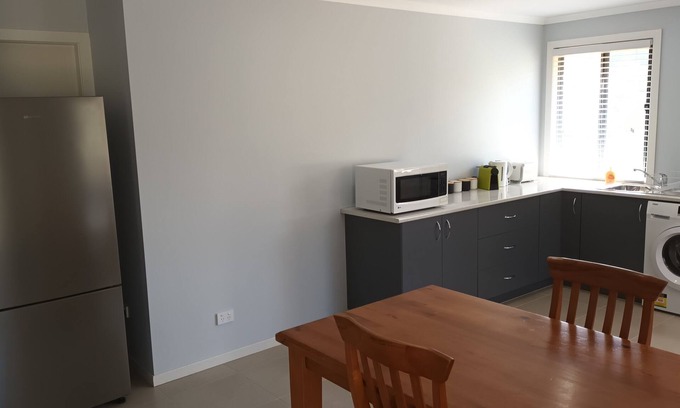 Coffs Harbour Apartamento | Neat 1 Bedroom apartment with Mountain Views