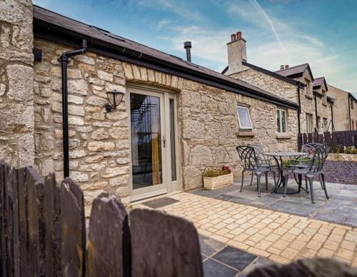 Beaumaris Casa | Neat Cottage, seaside cosy converted barn for 4