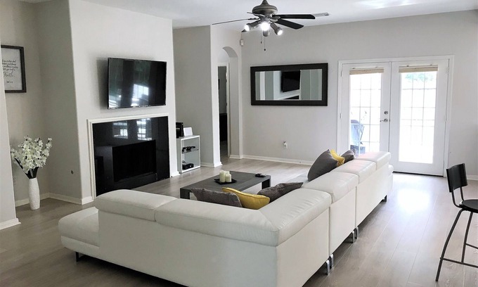 Cinco Ranch Casa | Neat Home, excelente ubicación, cerca de restaurantes, zonas comerciales y actividades familiares.