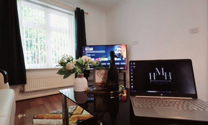 Marston Green Casa | NEC | BHX | HS2 | 4 Bedroom House | 3 Bathrooms | Free Parking | Pet Friendly