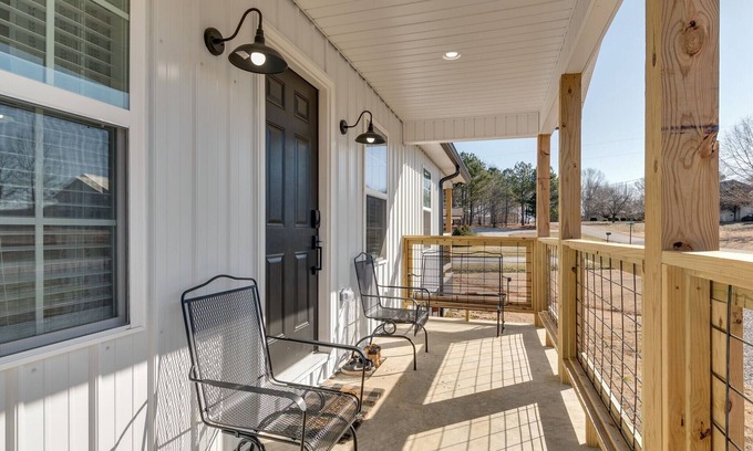 Decaturville Casa | Need a break? Love to fish, boat or play golf? The White House is perfect.