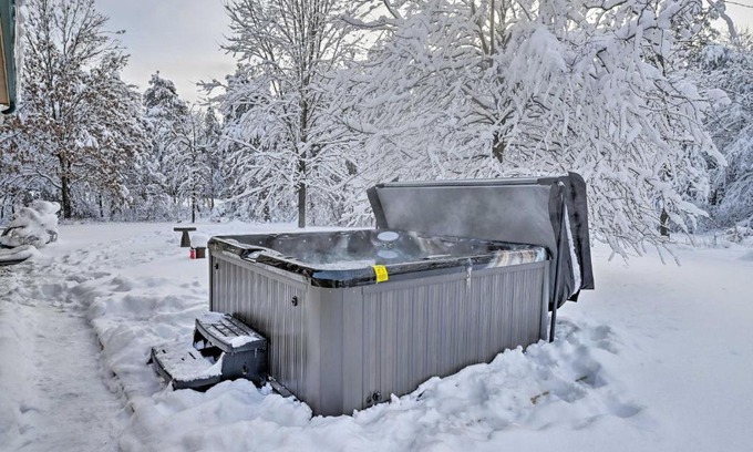Rome Casa | Nekoosa Golf Course Retreat with Hot Tub!