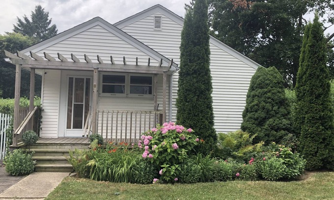 Old Town Historic District Casa | Nelles Cottage on the Park, Backs onto Park