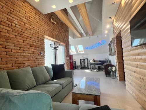 Csopak Apartamento | NEON Apartman Csopak Balaton, large botanical garden, bicycles, pet&family friendly, outside kitchen,