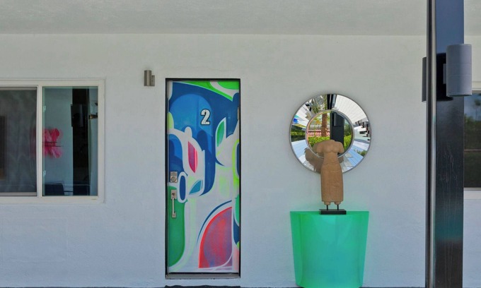 Racquet Club West Apartamento | Neon Oasis Number 2