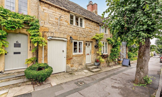 Stow-on-the-Wold Cabaña | Nepenthe - a cottage that sleeps 6 guests in 3 bedrooms