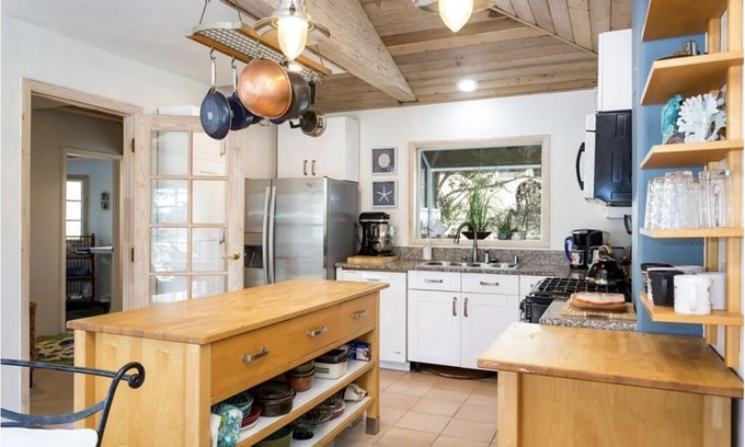 Leucadia Cabaña | Neptune 2 Bedroom Cottage - Steps to Beach, Dining, Pubs. and shops