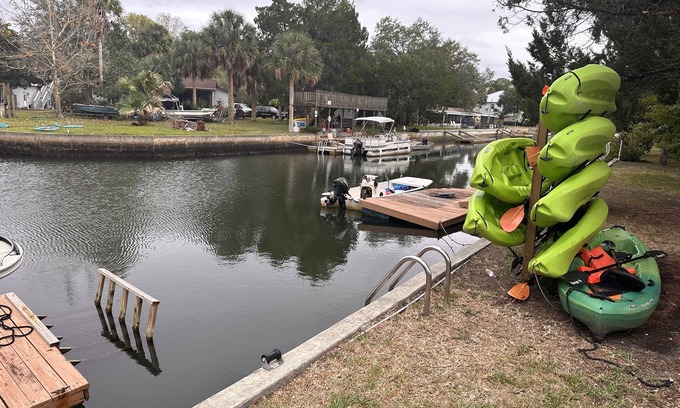 Weeki Wachee Gardens Cabina | Neptune's Grotto Waterfront Retreat