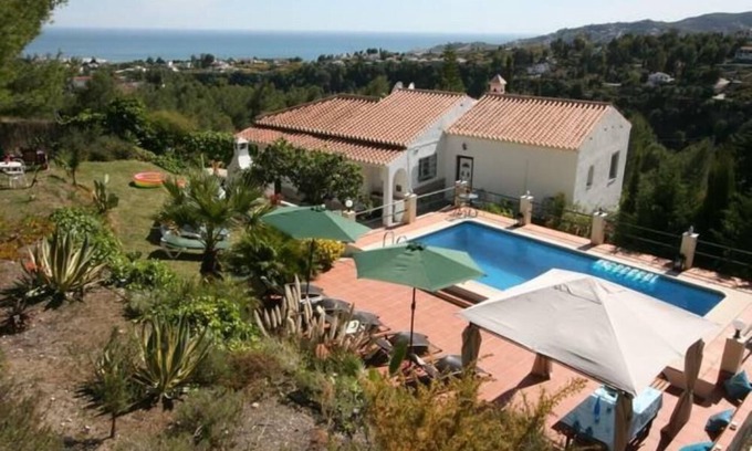 Frigiliana Villa | Nerja: Villa con piscina privada, jardín y vistas espectaculares