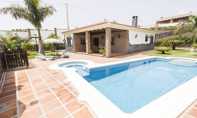 Frigiliana Villa | Nerja:VILLA CON PISCINA PRIVADA CLIMATIZADA CON JACUZZIS, EN NERJA ( MALAGA)