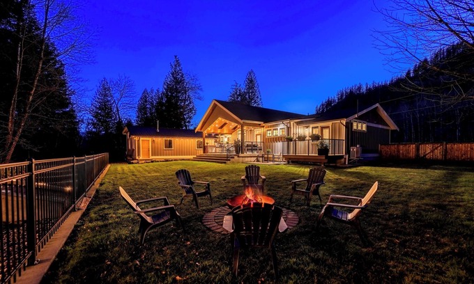 Kent Cabaña | Escape to The Antler House, a spacious rural retreat!