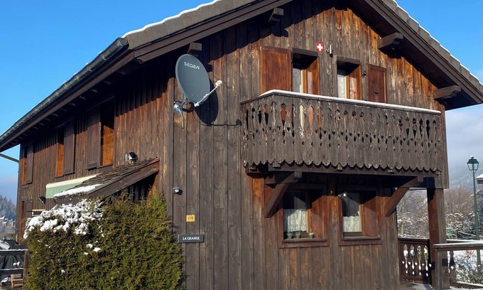 Seytroux Chalet De Esquí | Nestled between the mountains and the lake you will find this charming chalet!
