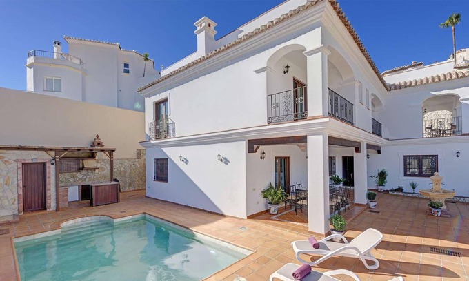 Punta Lara Casa | Nestled in a hillside in the upscale urbanization of Punta Lara, just on the outskirts of Nerja, thi