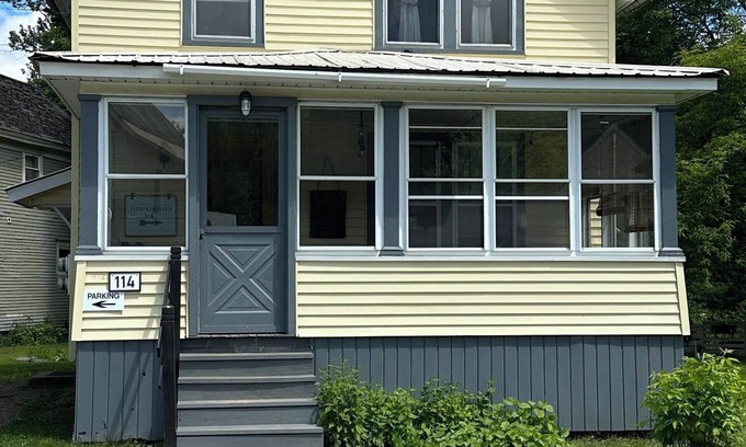 St. Johnsbury Center Casa | Nestled in a quiet urban neighborhood. Access to downtown amenities & festivals.