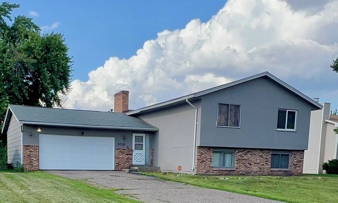 Brooklyn Park Casa | Nestled in a quiet, safe neighborhood close to highway.