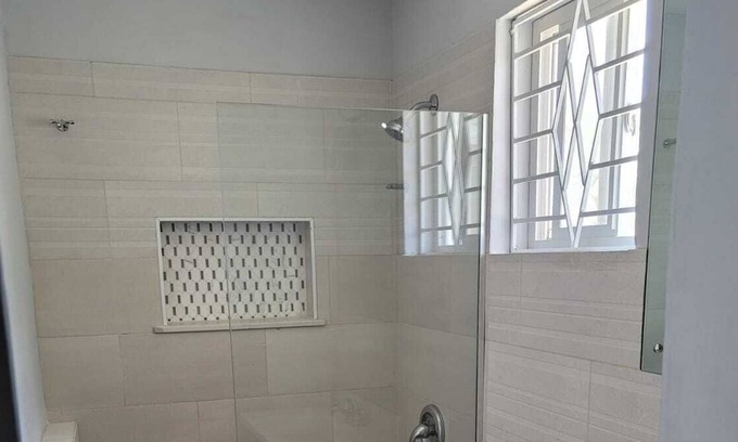Cave Hill Estate Apartamento | Nestled in Cave Hill Estates next to Hellshire Beach, near Bob Marley Museum.