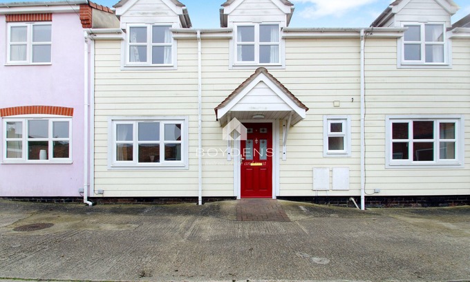 Frinton-on-Sea Casa | Nestled in the heart of Frinton on Sea is this terraced mews cottage offering open plan living