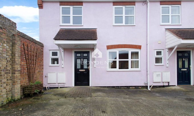 Frinton-on-Sea Casa | Nestled in the heart of Frinton on Sea is this terraced mews cottage offering open plan living