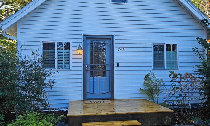 University Place Casa | Nestled in the charming University Place, our cozy house is a perfect retreat!
